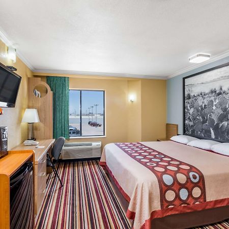 Super 8 By Wyndham Midland Motel Bagian luar foto