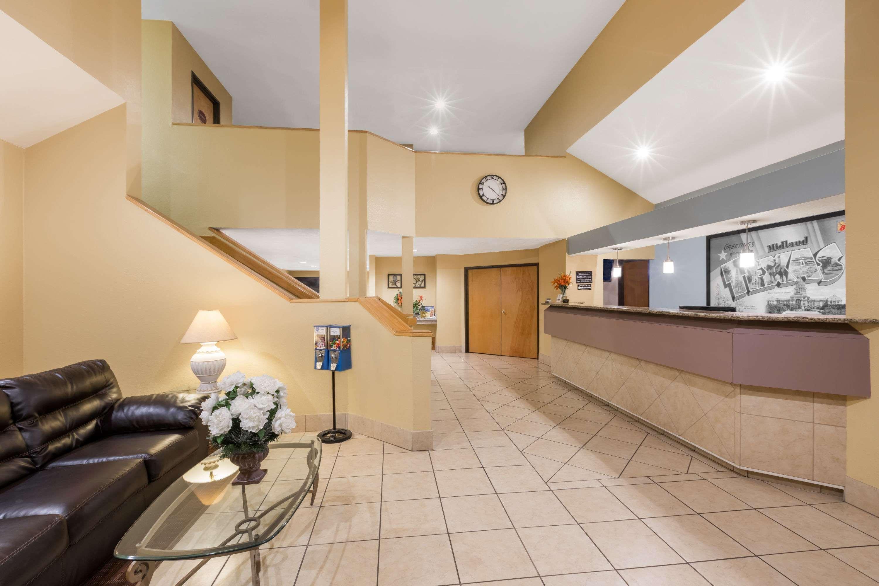 Super 8 By Wyndham Midland Motel Bagian luar foto