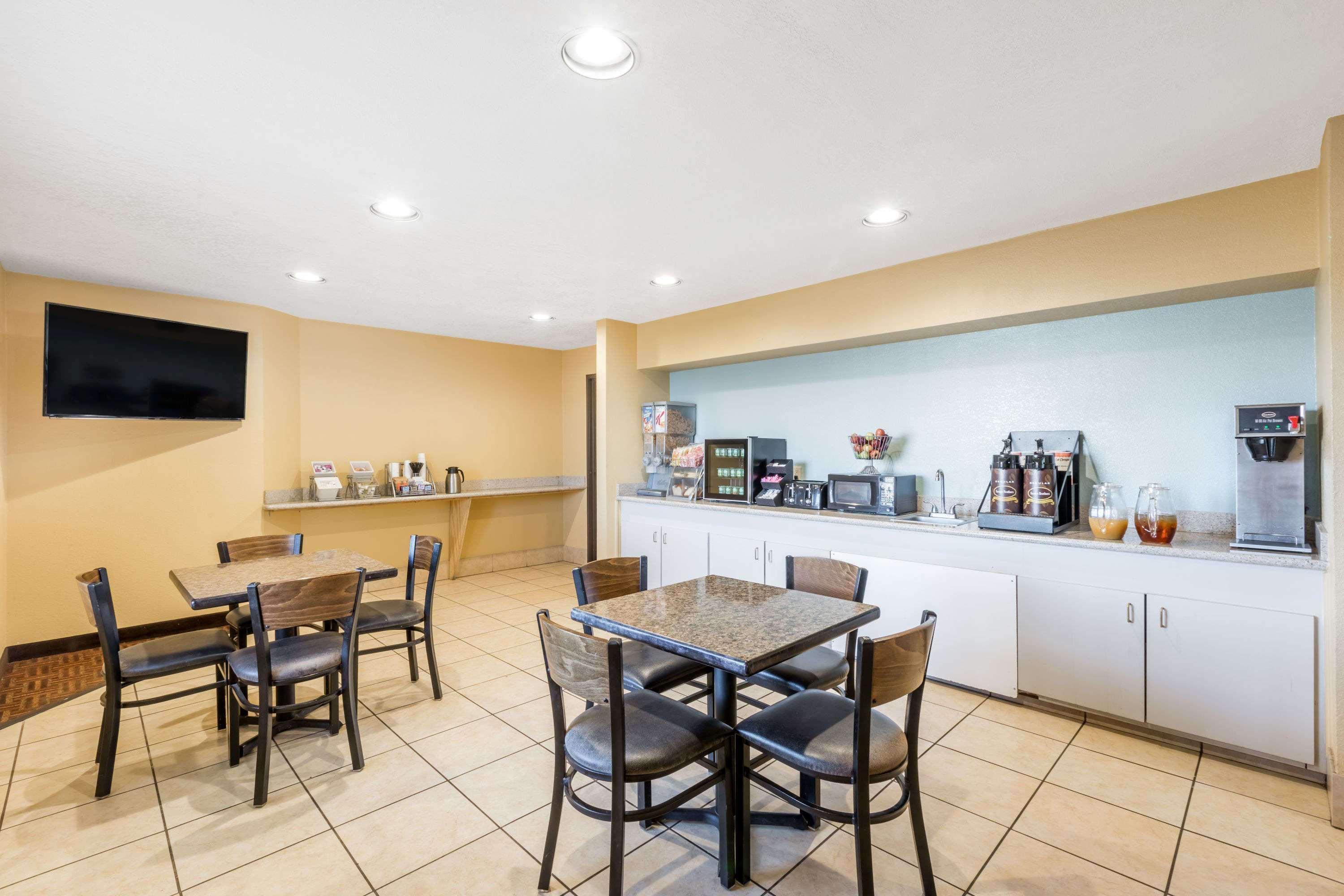 Super 8 By Wyndham Midland Motel Bagian luar foto