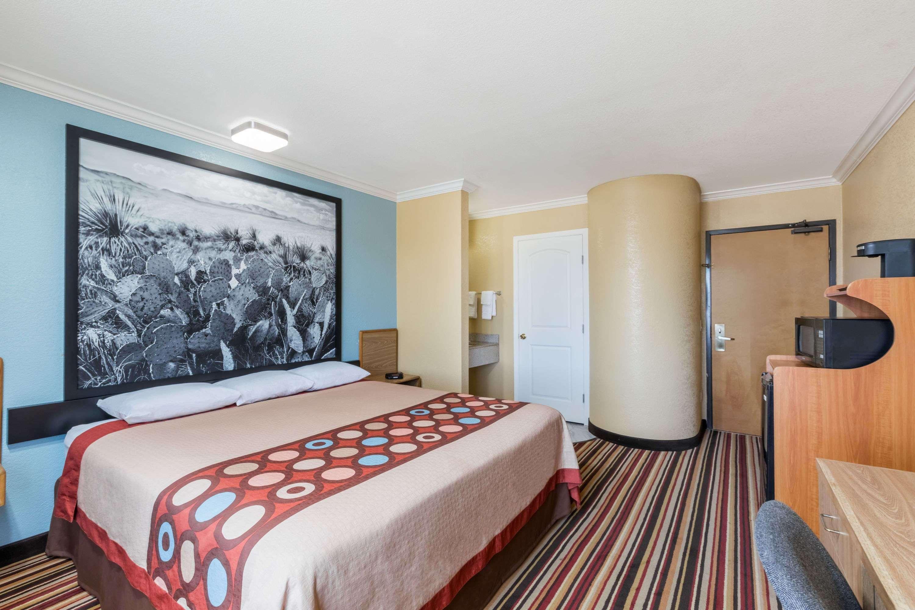 Super 8 By Wyndham Midland Motel Bagian luar foto