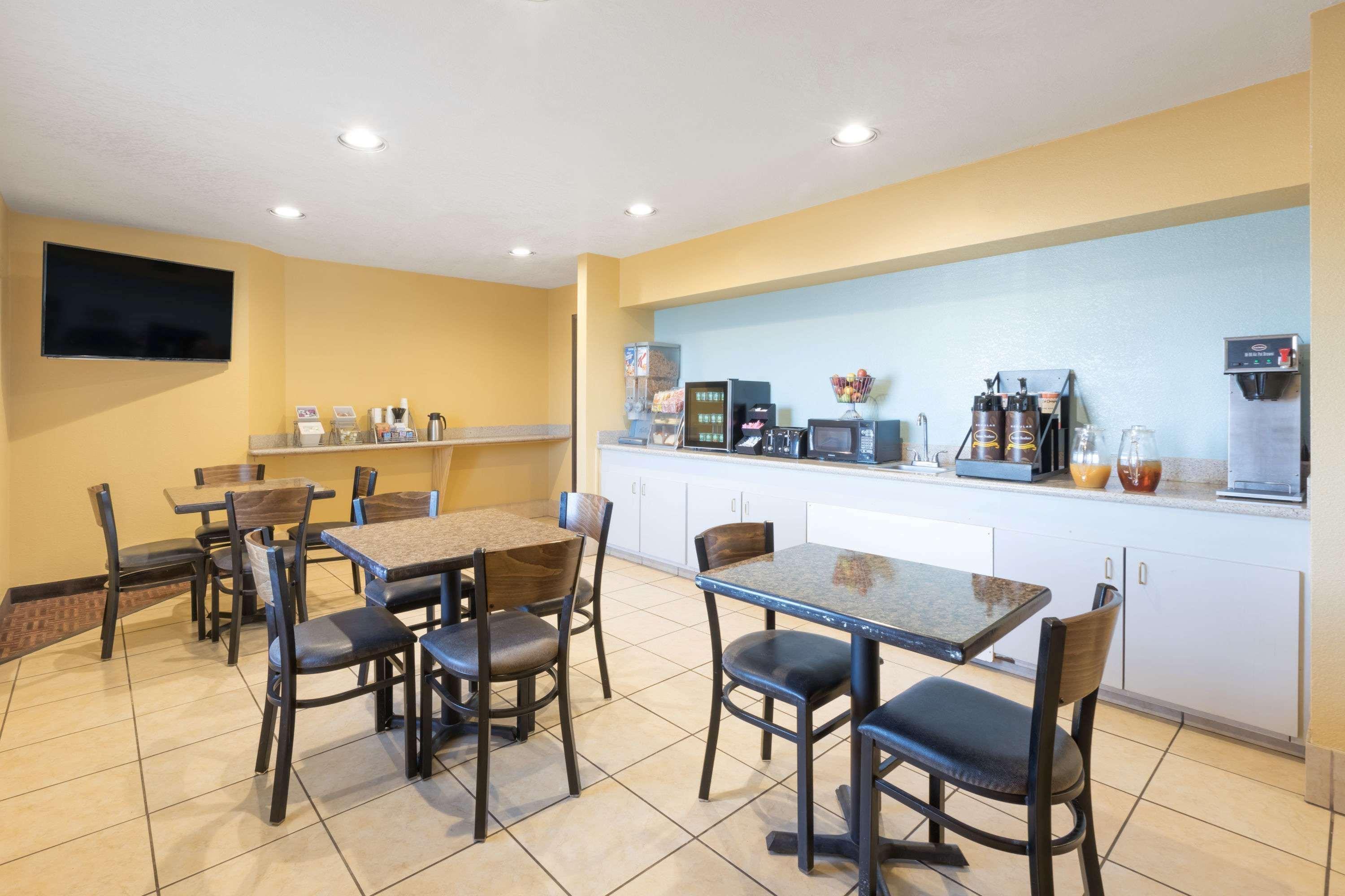 Super 8 By Wyndham Midland Motel Bagian luar foto