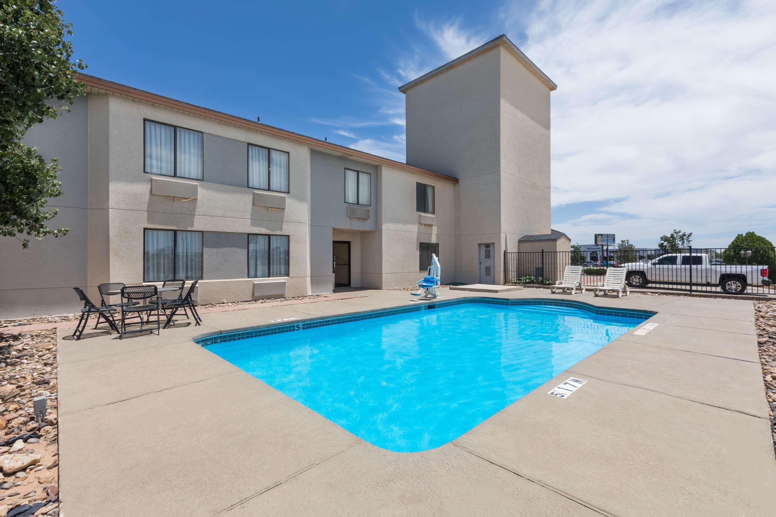 Super 8 By Wyndham Midland Motel Bagian luar foto