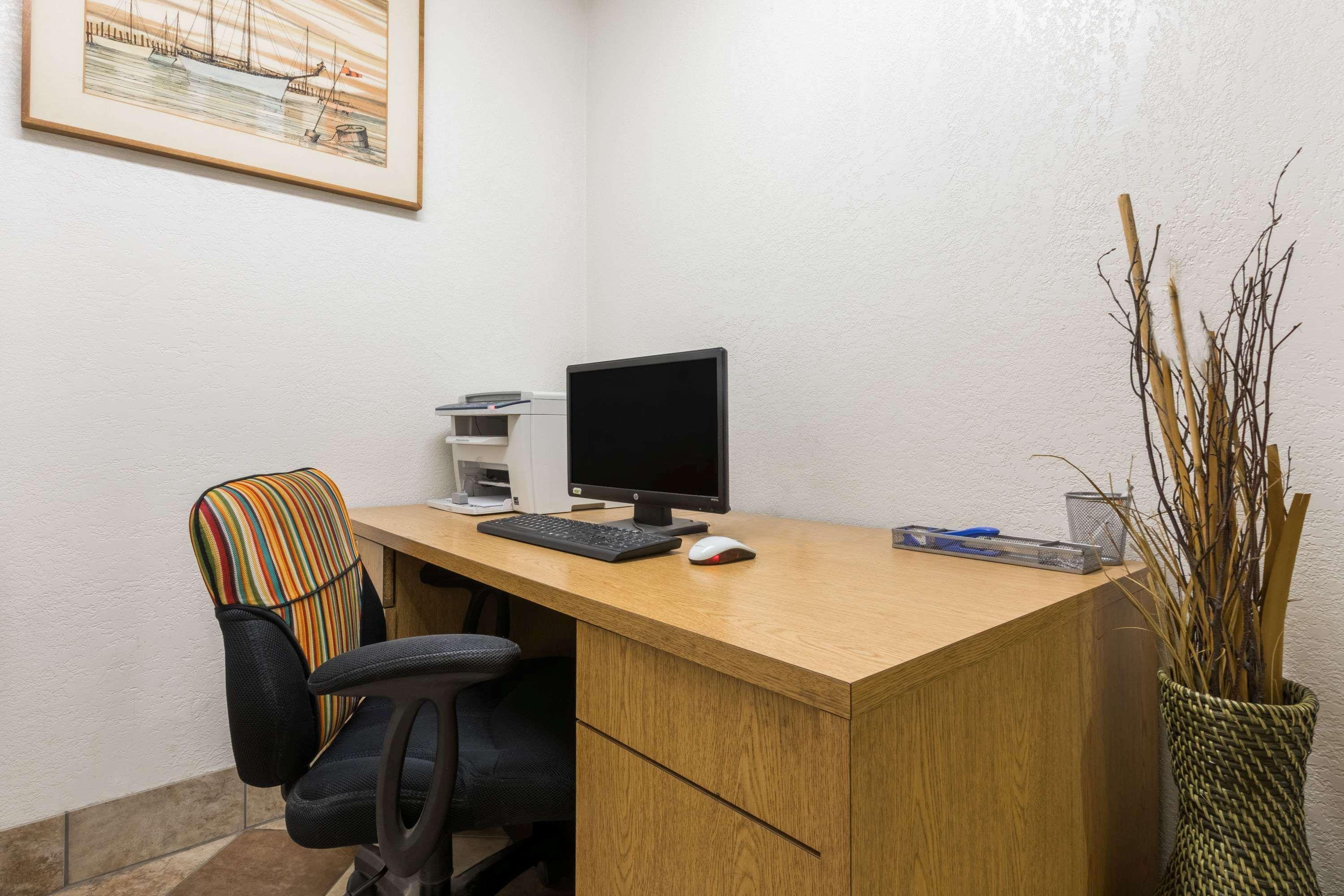 Super 8 By Wyndham Midland Motel Bagian luar foto