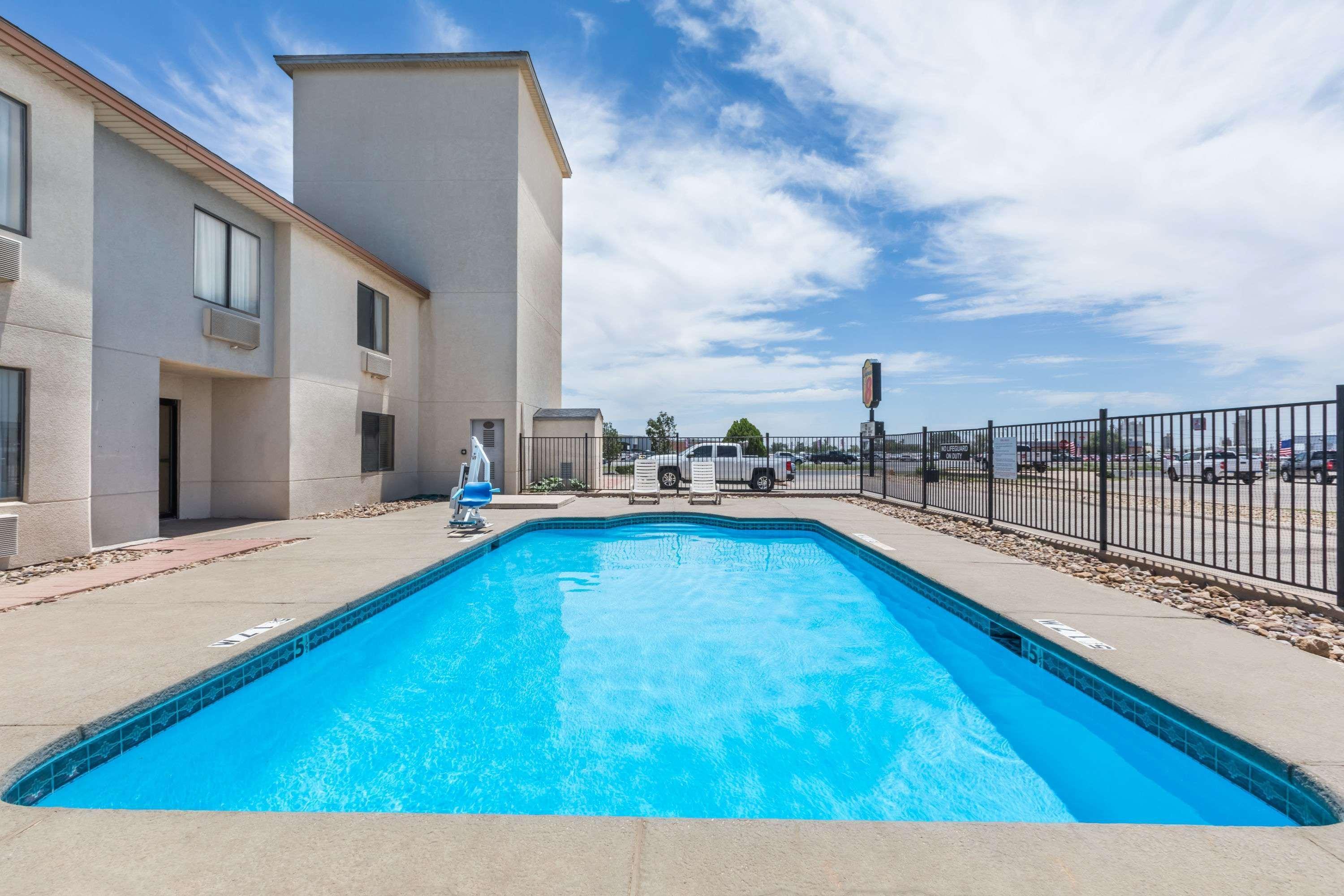 Super 8 By Wyndham Midland Motel Bagian luar foto