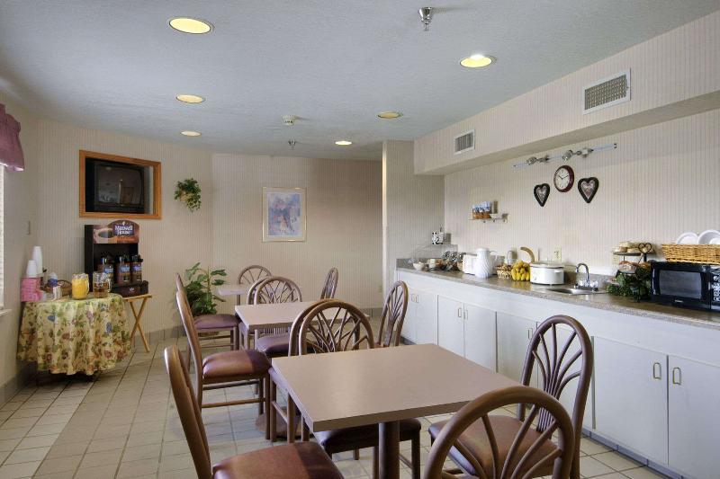 Super 8 By Wyndham Midland Motel Bagian luar foto