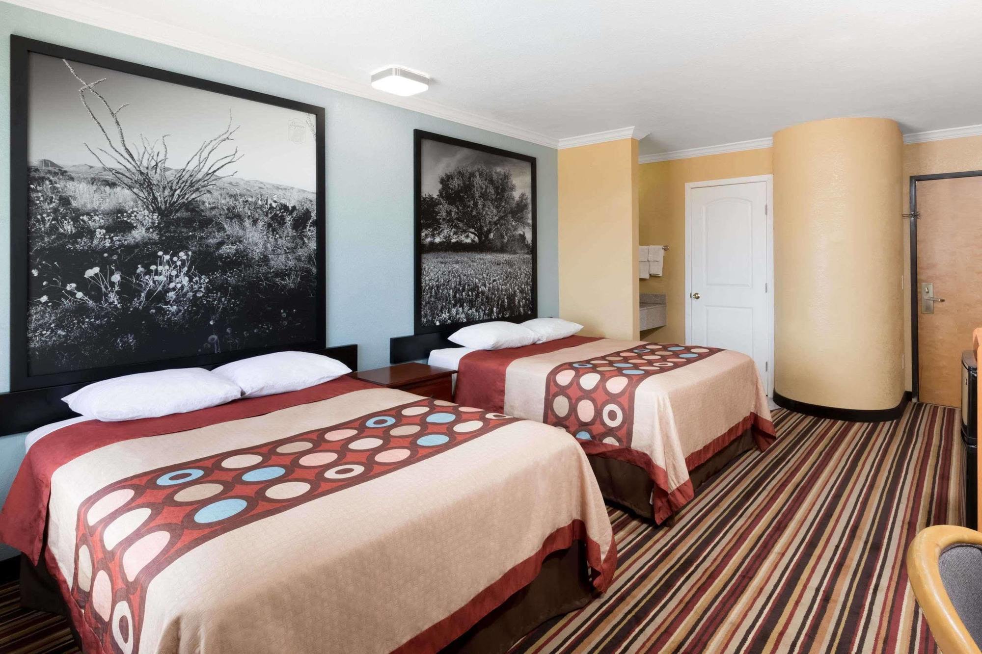 Super 8 By Wyndham Midland Motel Bagian luar foto