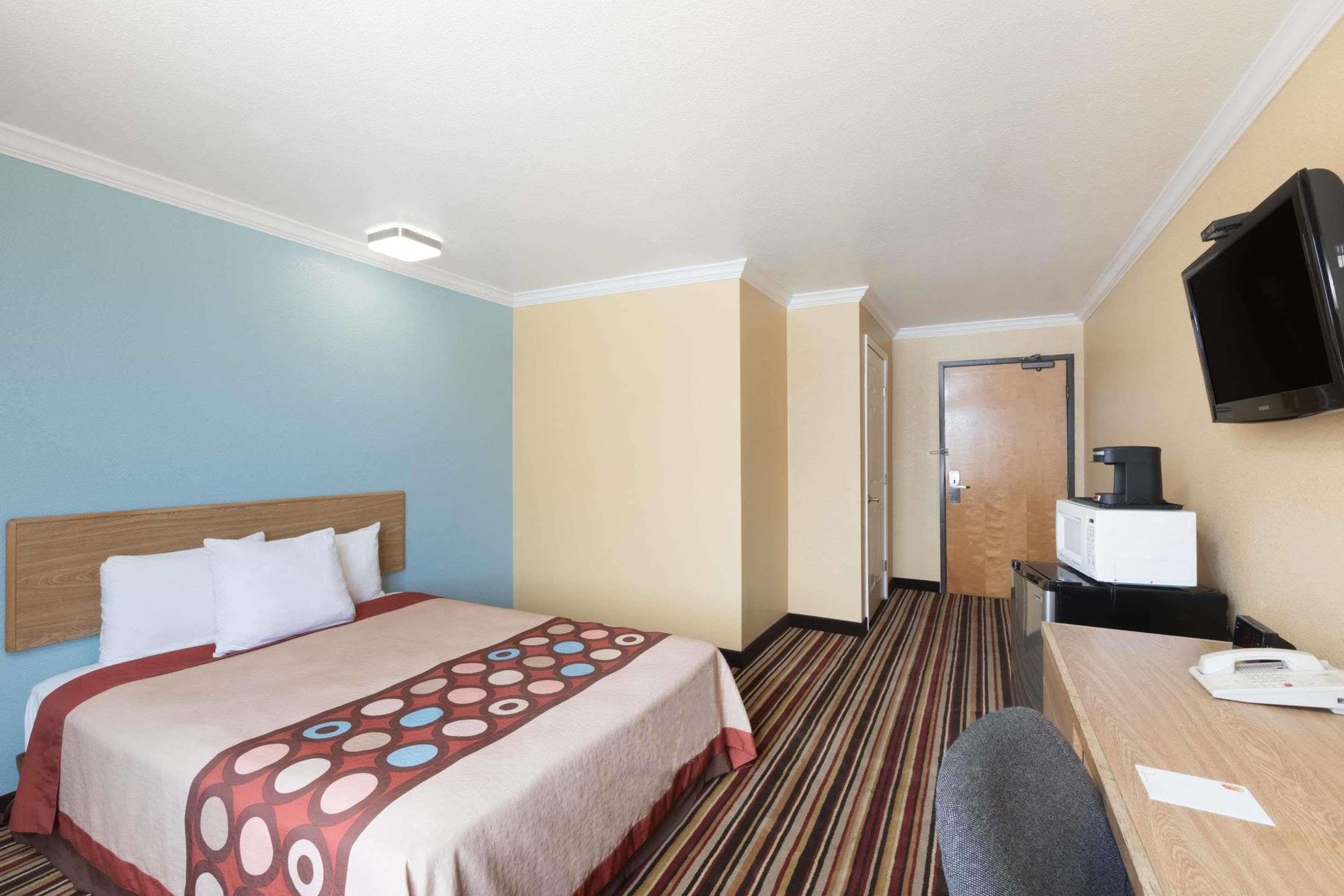 Super 8 By Wyndham Midland Motel Bagian luar foto